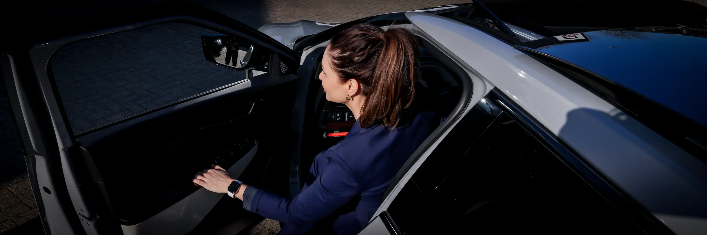 vrouw stapt in of uit de auto met de deur open, Fotoshoot voor Branding Leasetoppers