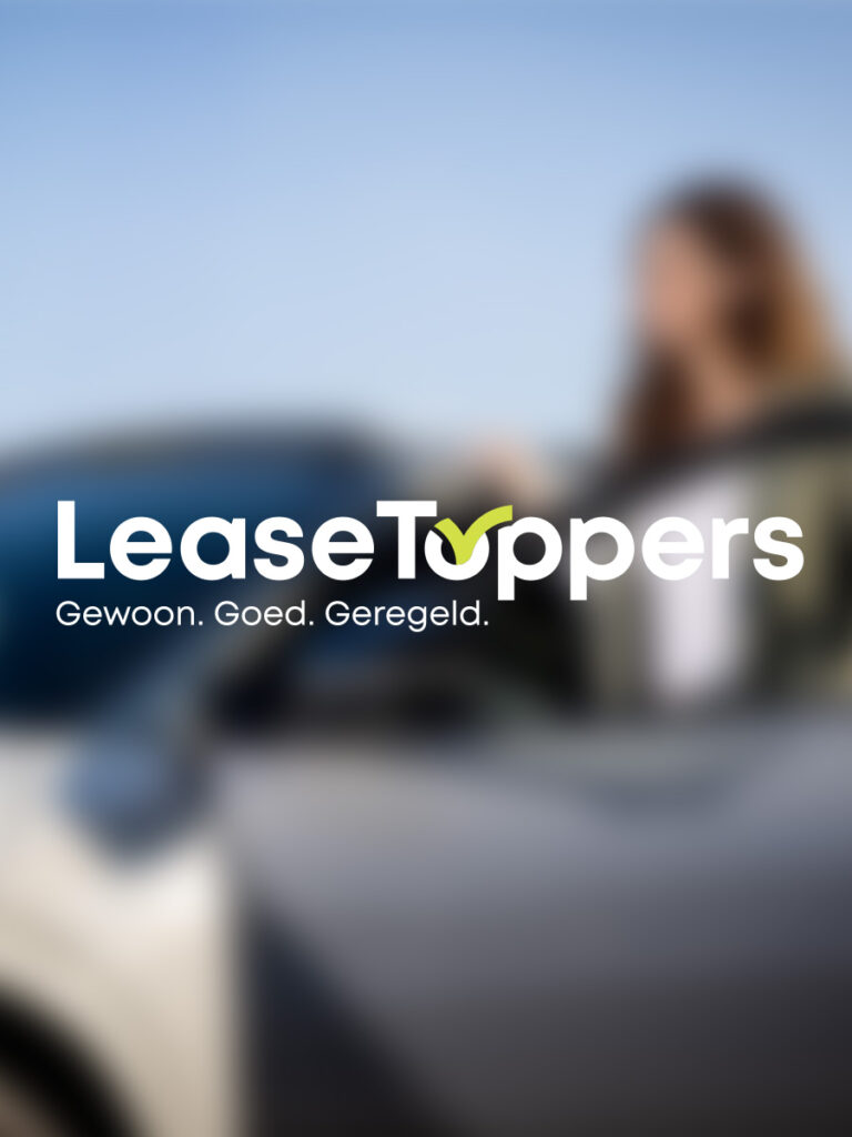Logo van 'leasetoppers' met een vergvaagde foto in de achtergrond van een vrouw die in een auto stapt