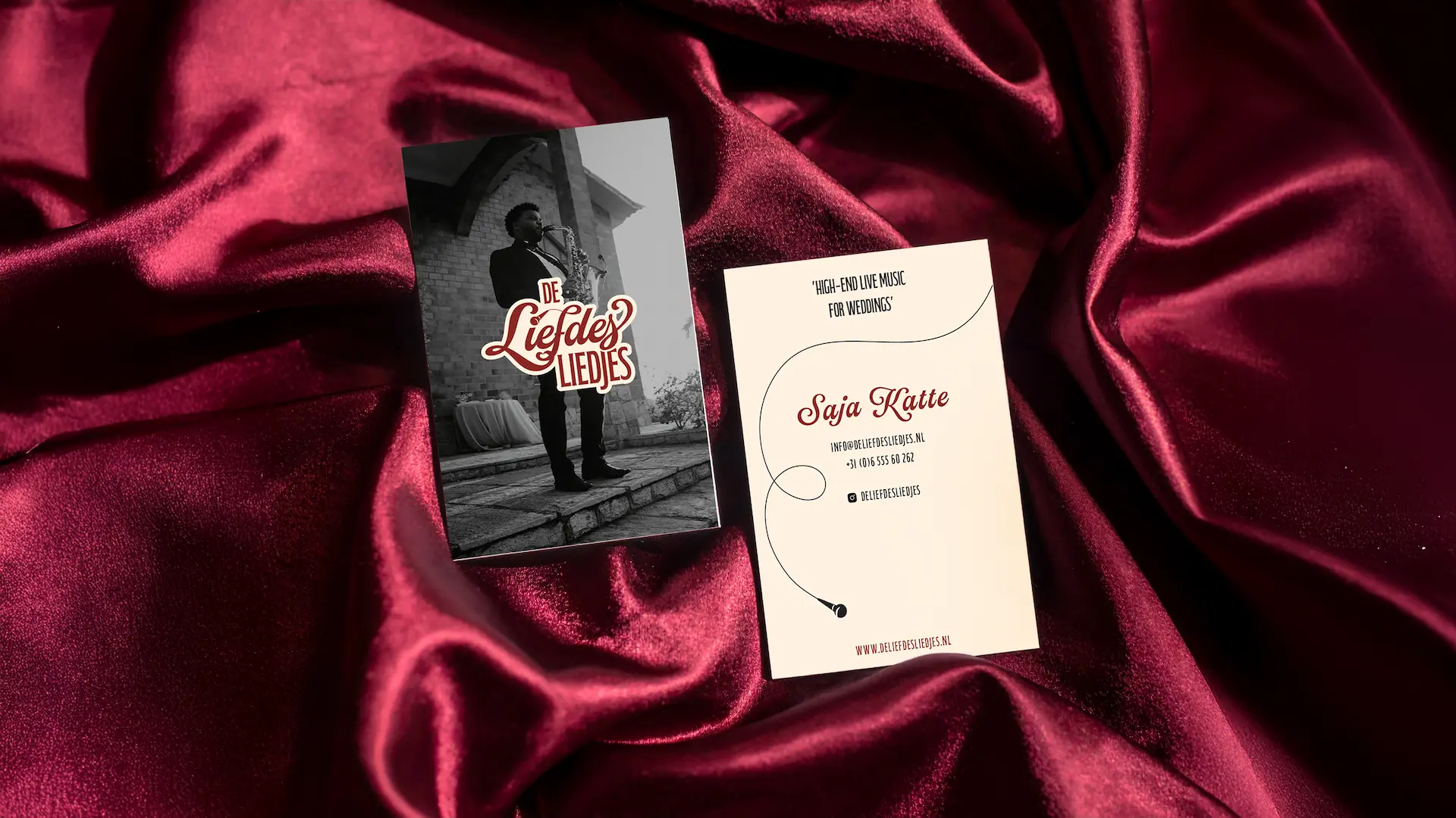 Visitekaartjes_Mock_up_Liefdesliedjes_1920x1080 deurhanger van Leasetoppers tussen de ruitenwisser van de auto. Fotografie voor Leasetoppers